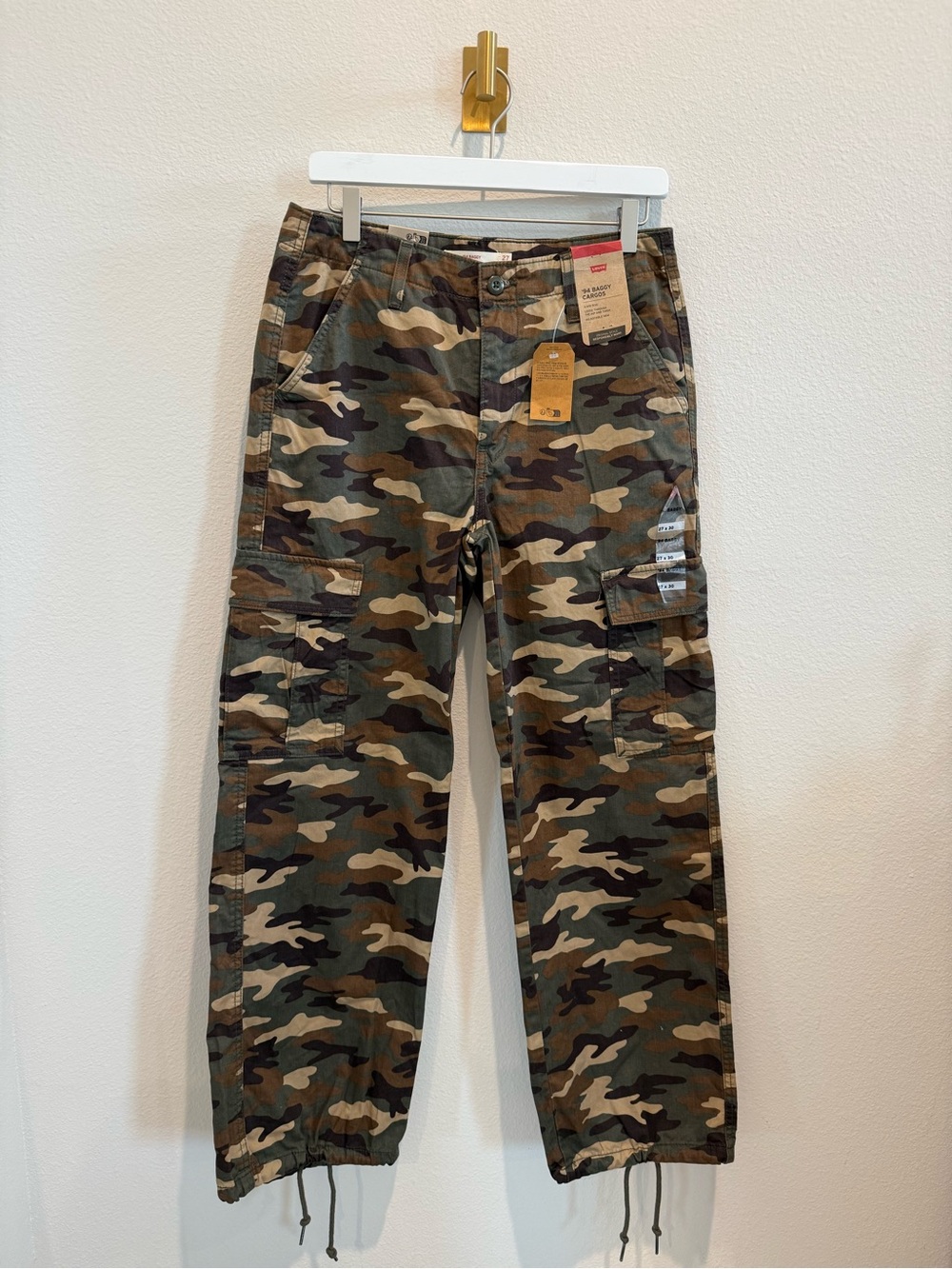 Levi’s ’94 Baggy Cargo Pants Women’s 27x30 Camo NWT Adjustable Hem